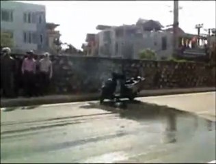 Xe máy đang chạy bỗng cháy đùng đùng