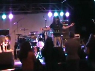 Guitarist Quits Band On Stage