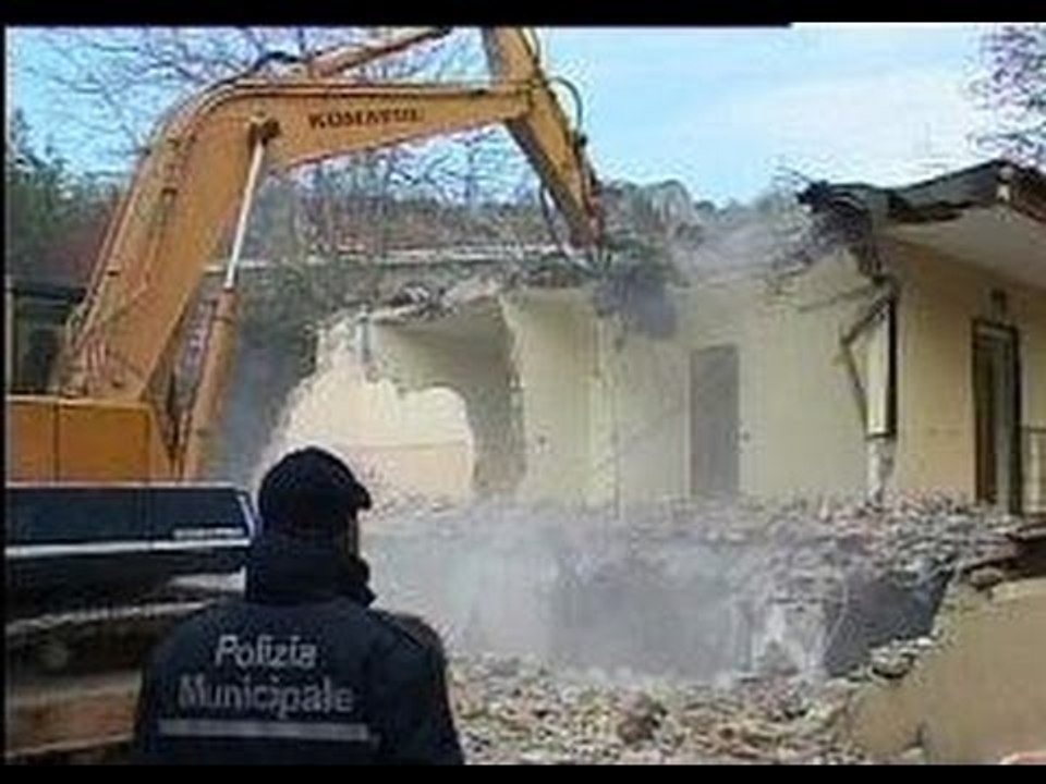 Napoli - Abusivismo, demolite due ville a Pianura (15.02.12)