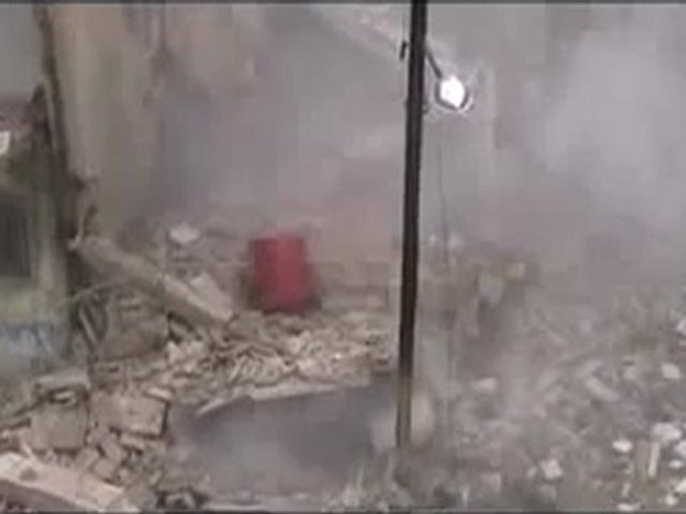 فري برس   حمص باباعمرو هام جدا انهيار منزل بسبب صاروخ 16 2 2012