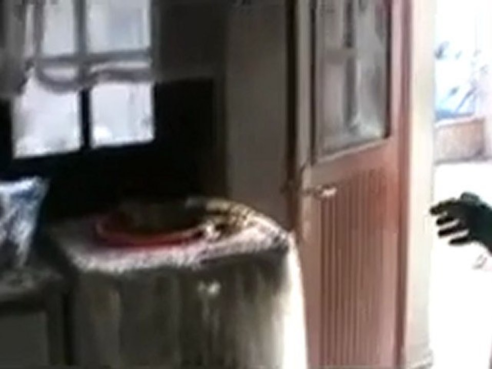 فري برس   حمص آثار قصف منزل و تمركز الدبابة في كرم الزيتون