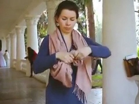 RUS KADINLARIN RÜZGARA KARŞI BAŞ BAĞLAMA TEKNİKLERİ