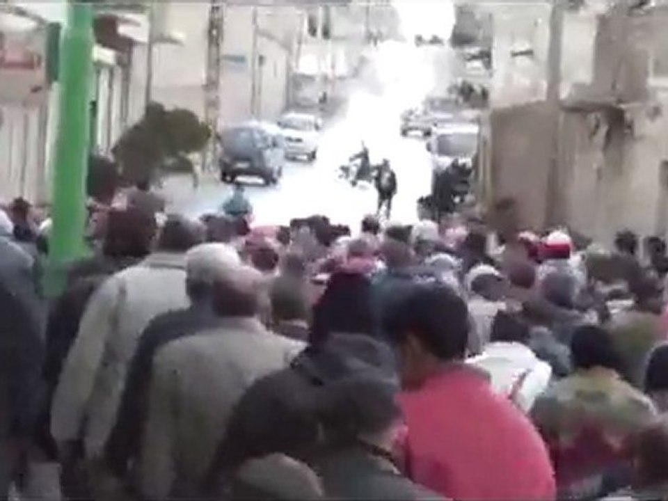 فري برس   إدلب معرة النعمان تشييع الشهيد عبد الباسط غنوم 16 2 2012 ج1