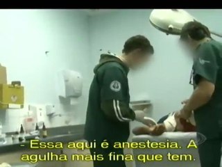 Homem tem dedo atravessado por prego