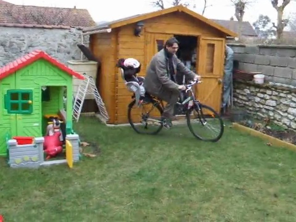 Elisa fait du vélo avec Papa