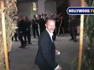 Morgan Spurlock Takes Photos With Fans At Oscar Pre Party