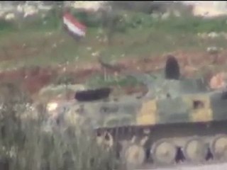 فري برس   حماة   عناصر الجيش يلعبون بسبطانه الدبابه يسرة و يمينة