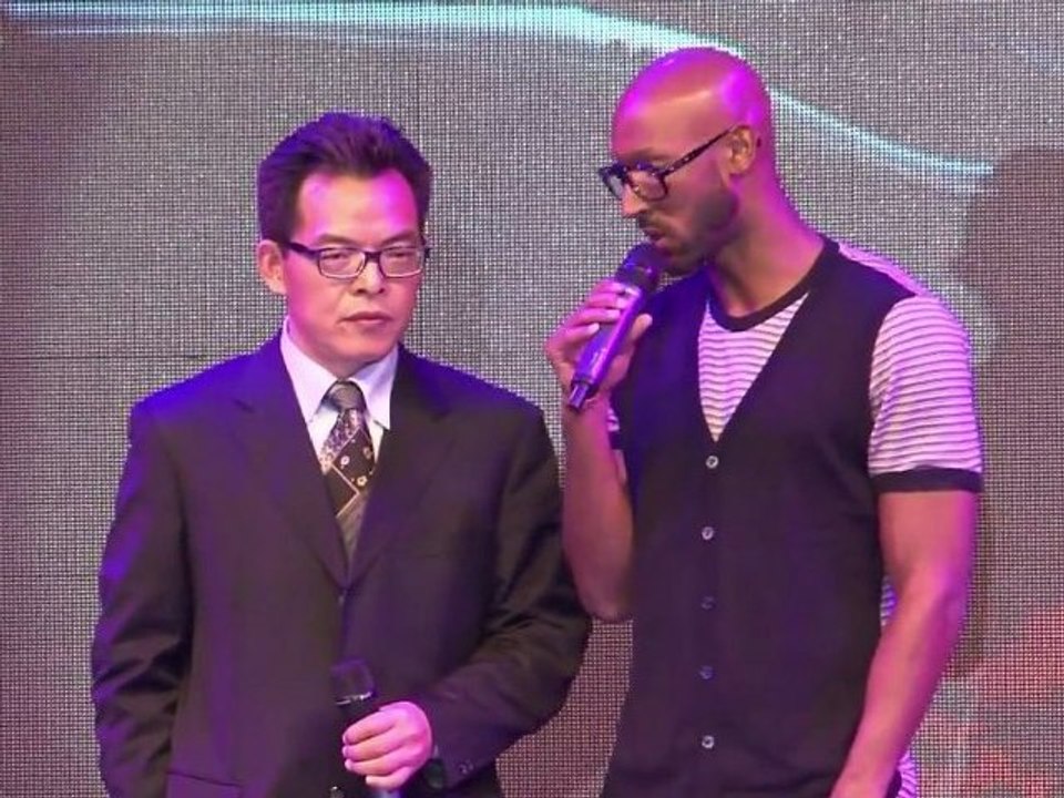 Nicolas Anelka fait ses premiers pas devant le...