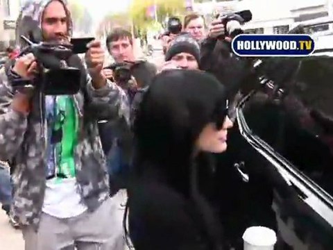 Ashlee Simpson-Wentz Enjoying Coffee As She Leaves Ken Paves Salon After getting A Haircut.