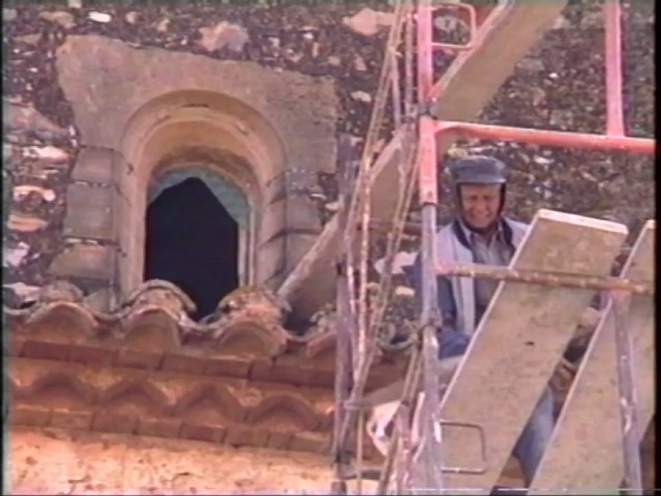Reparació d'una finestra de l'església. 1992