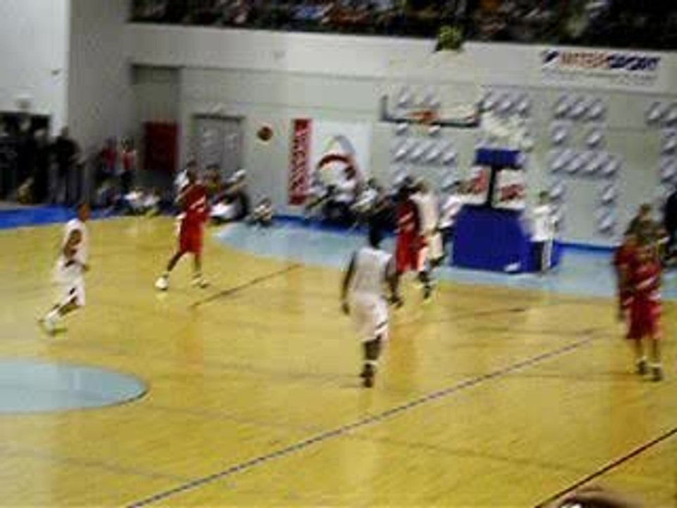 Basket Parker and Diaw alley hoop