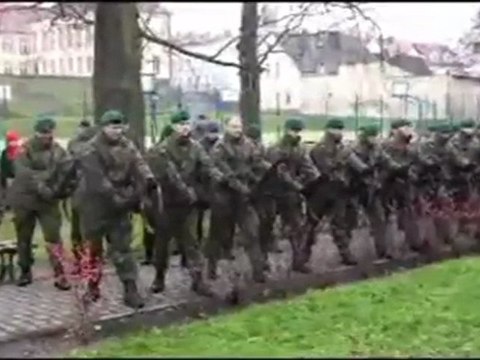 Soldier loses cap during exhibition shooting