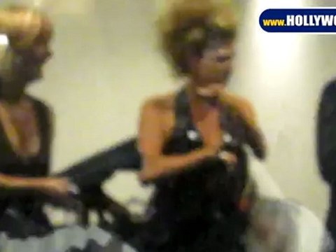 Ke$ha Wags Finger at Us at AMA Event