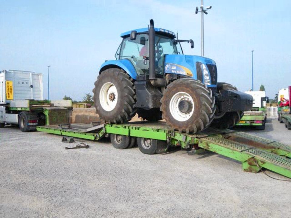 Chargement d'un tracteur NEW HOLLAND T8040