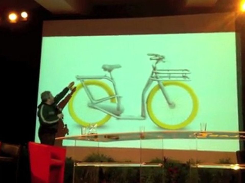 Philippe Starck présente le Pibal, son vélo pour Bordeaux.