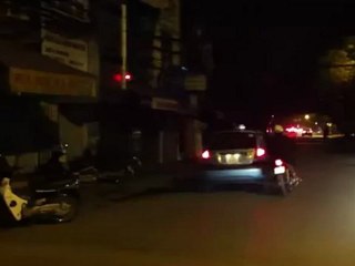 Cảnh chỉ có ở VN   'Cứu hộ' taxi bằng     xe máy