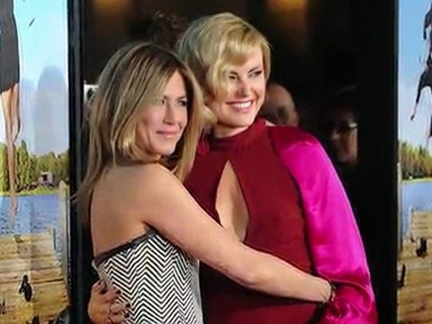 Jennifer Aniston Poses Separately From Justin Theroux at Wanderlust Premiere