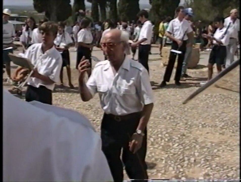 Modesto dirigeix la Banda de Benlloch. Dia de Sants Martirs 199x