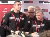 Klitschko - Chisora: Choosing gloves after the weigh-in