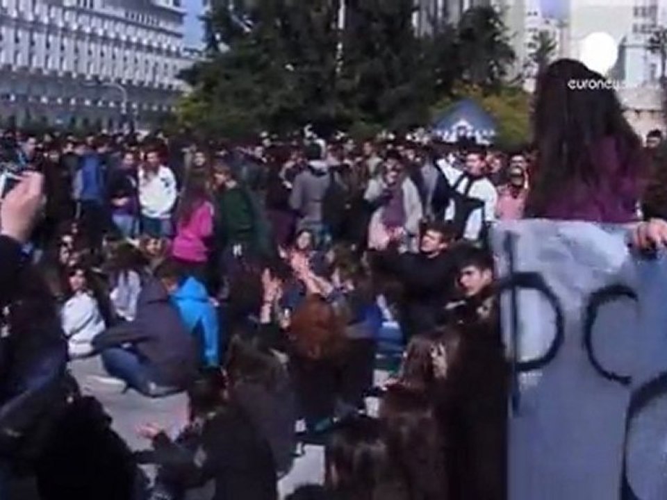 Grecia aprieta los dientes mientras espera la tabla de...