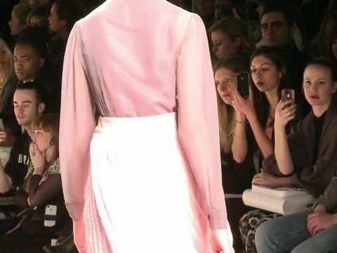 Début de la Fashion Week à Londres avec un défilé de Bora Aksu