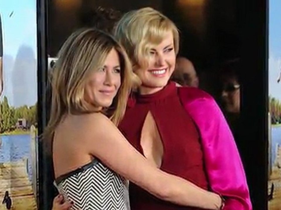 Jennifer Aniston pose sans Justin Theroux