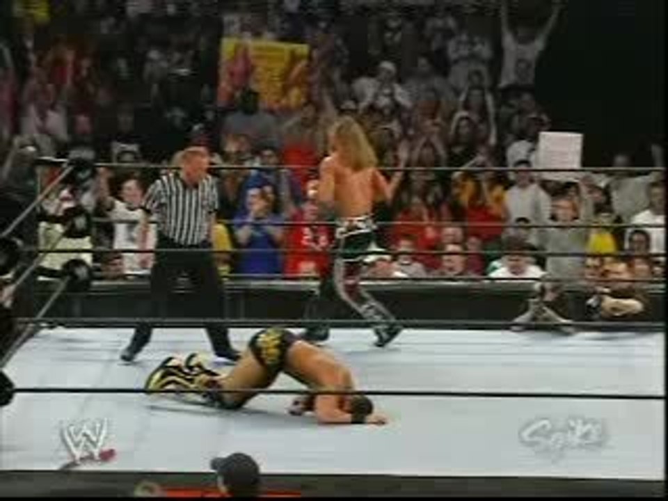 Hulk Hogan  returns to Raw (2005)