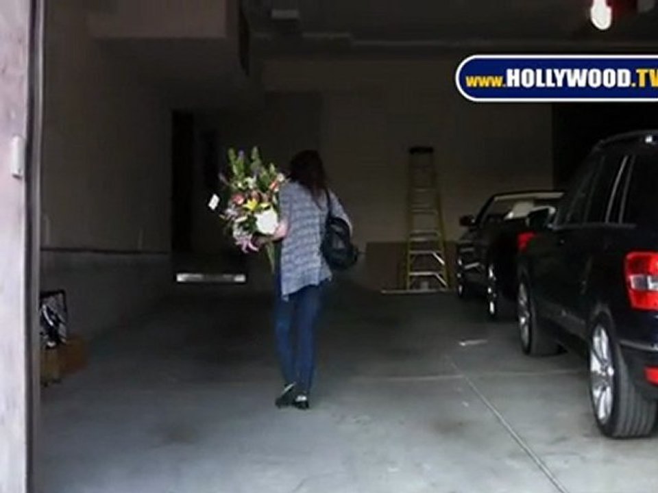 Eva Longoria's Assistant: Bringing Flowers From Tony?