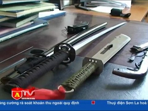 Một đối tượng tàng trữ vũ khí, đao kiếm bị bắt giữ