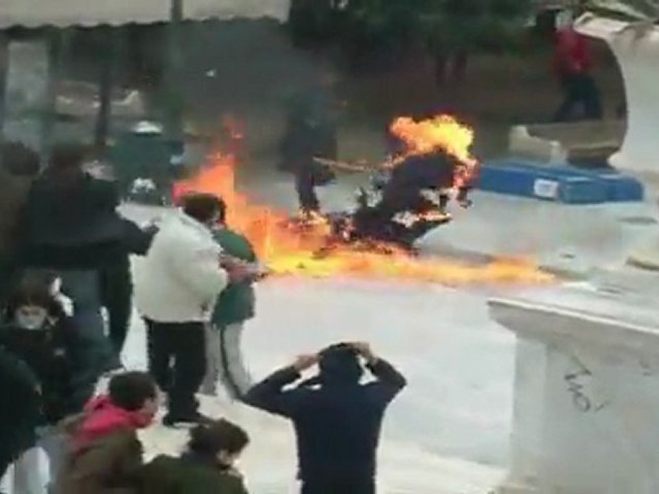 Nik The Greek - Τυφλή Βία - Blind Brutality during the protests in Greece - Uncensored shocking footage