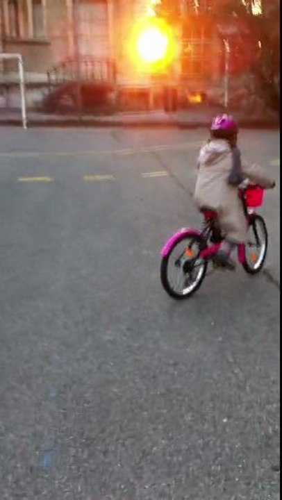 Jeanne fais du vélo toute seule