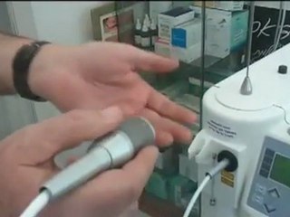 ד"ר יאיר גילוני מסביר על הלייזר המשמש לטיפול בפטריות ציפורניים