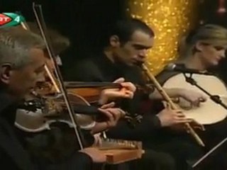 Zekai TUNCA " EY SEVGİLİ ELDE DEĞİL BENDE GÜZELSİN "