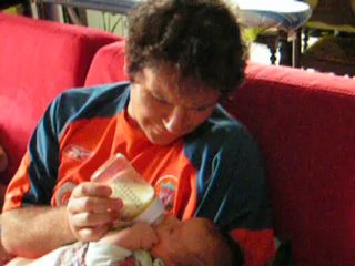 Mon premier biberon le sein de maman c'était mieux)