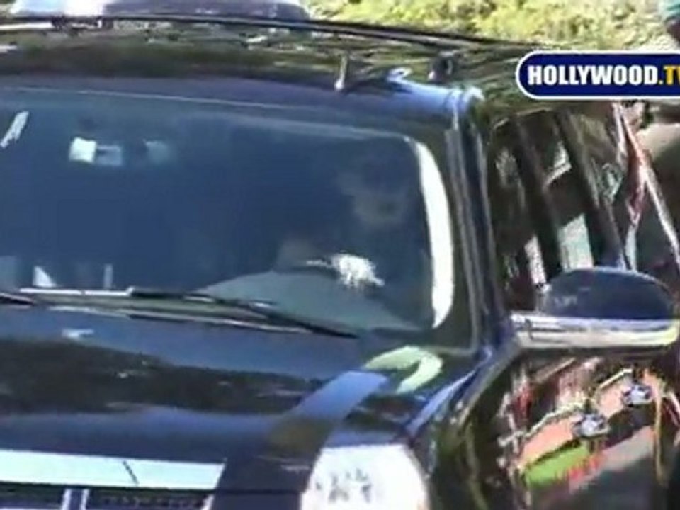 Kate Hudson Rolls Through a Stop Sign at West Hollywood Park