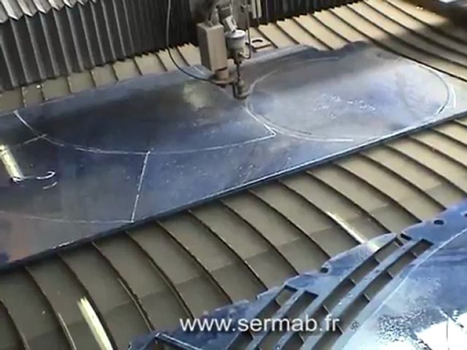 Découpage d'un marbre bleu par jet d'eau haute pression