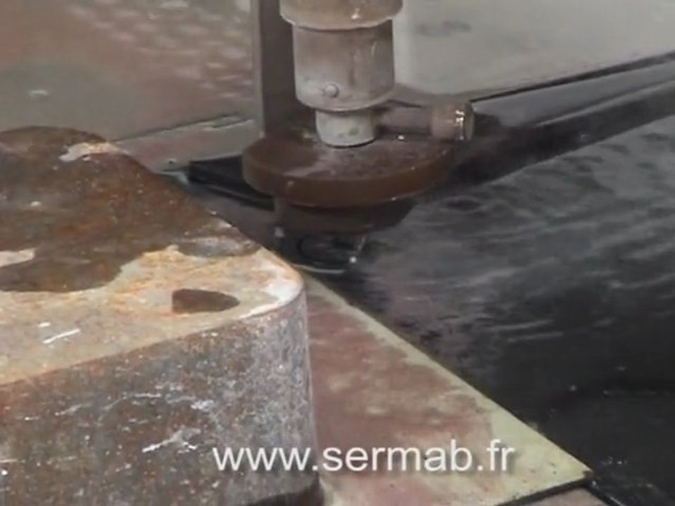 Découpe au jet d'eau d'une plaque de carbone