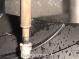 La découpe de pneumatiques de moto par jet d'eau haute pression.