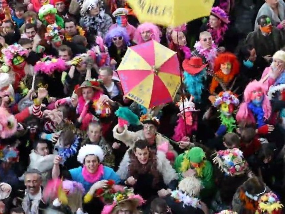 Carnaval de Dunkerque 2012 : jet de harengs par Michel Delebarre