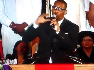 R. Kelly - I Look To You @ Whitney Houston's Funeral
