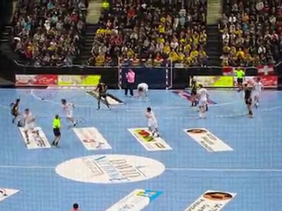 Cyril Dumoulin "joue" au flipper avec un Nîmois - Chambéry vs Nîmes