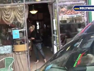 Gwen Stefani Hits Planet Nails, Gets Groomed