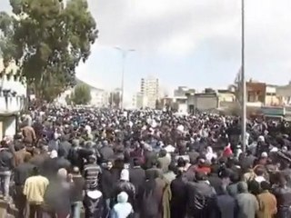 فري برس   دمشق المزة التقاء آلاف المشيعين للصلاة على الشهداء 18 2 2012