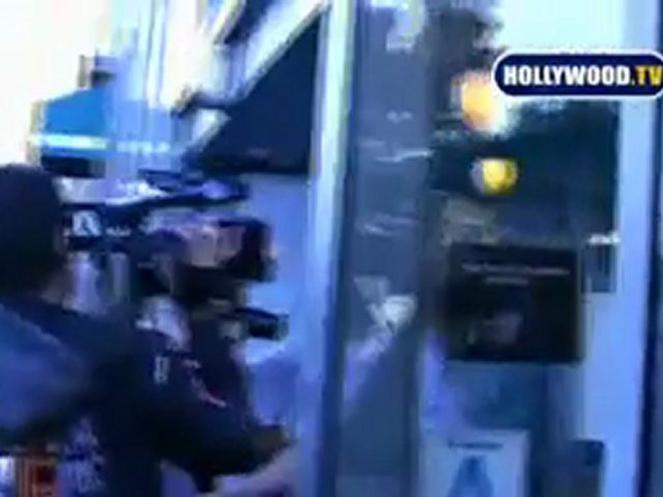 Britney Spears goes to Starbucks