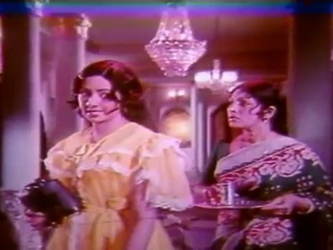 Paatagaadau - Sri Devi And Kamal Hassan Stare At Each Other