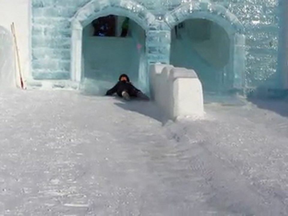 petite glissade à l'hôtel de glace
