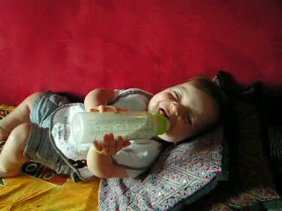 Mon premier biberon tout seul