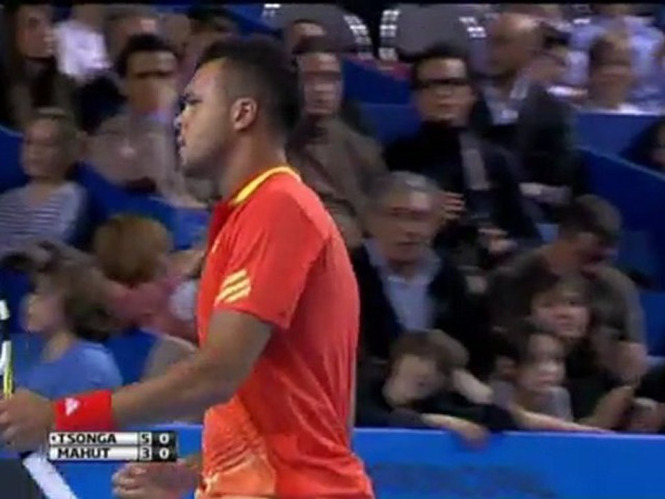 Tsonga eases past lacklustre Mahut