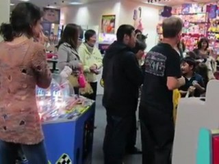 Justin Bieber, Gomez at Chuck E. Cheese