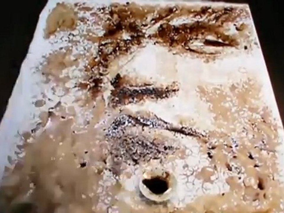 dessiner-le-visage-d-un-chanteur-avec-des-taches-de-caf